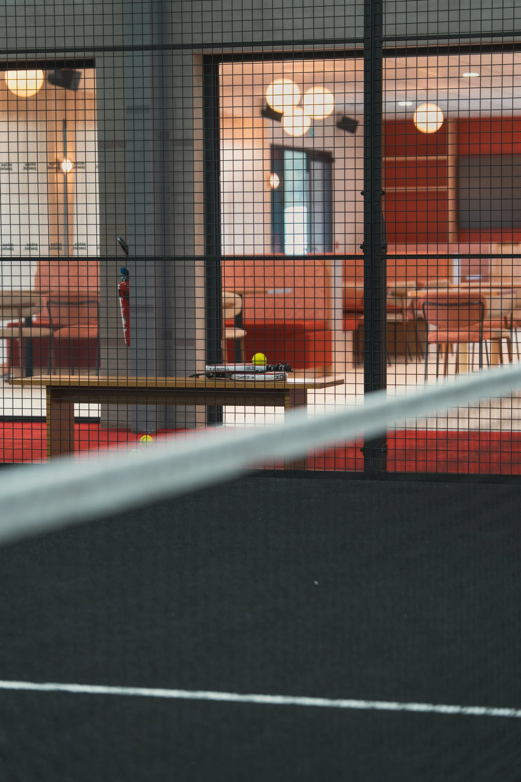 Les 6 terrains de padel indoor du club Atlas Padel à Saint-Geours-de-Maremne, dans les Landes