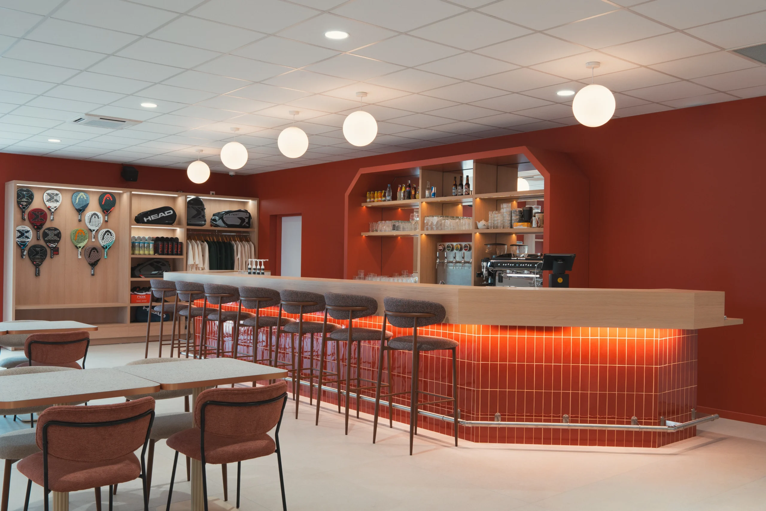 Le bar et club house du restaurant Atlas Padel, club de padel dans les Landes