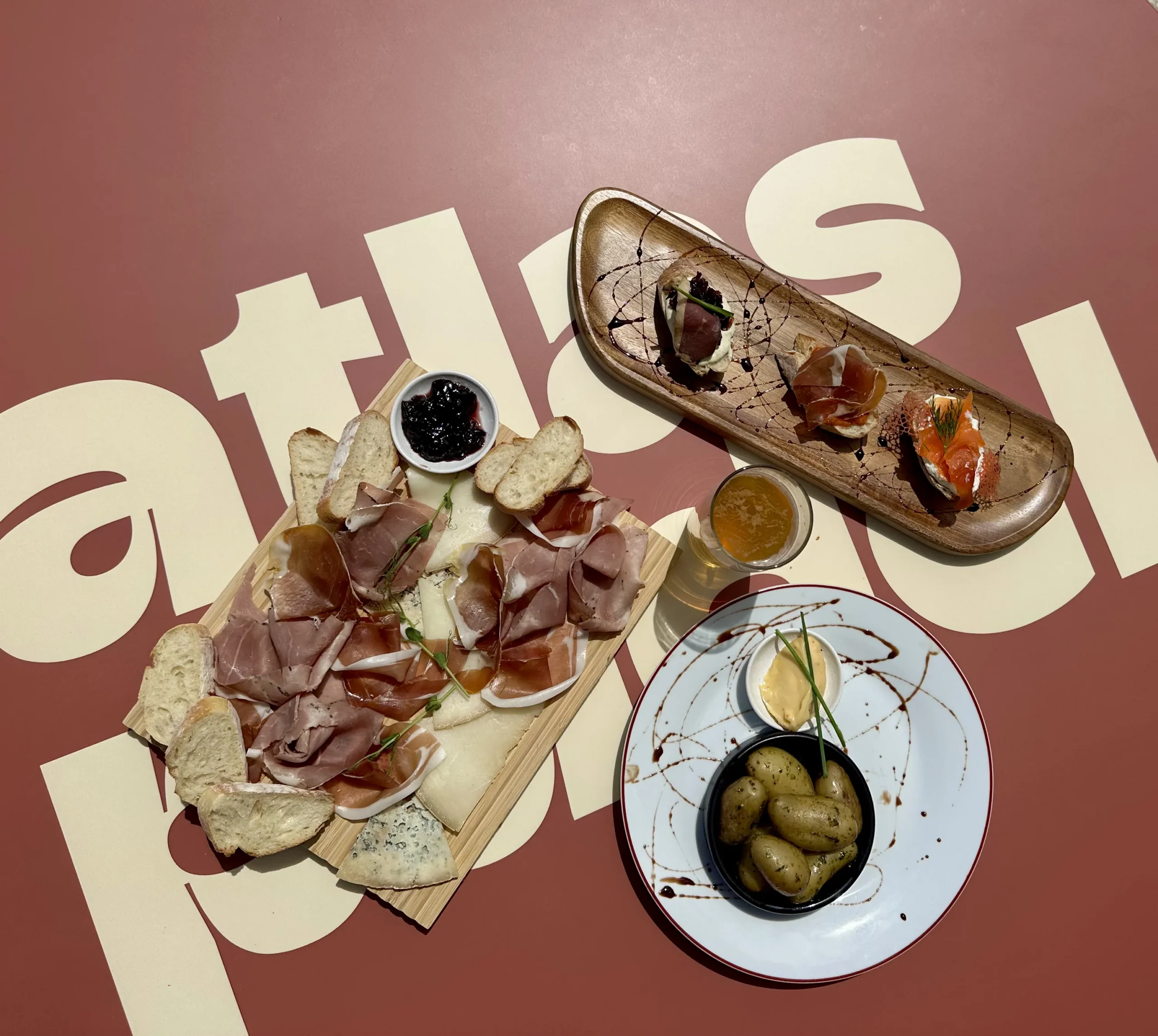 Ambiance du soir à la brasserie, tapas et planches, Atlas Padel, club de padel indoor, Saint-Geours-de-Maremne, dans les L…